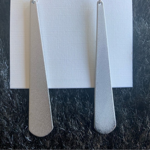 Brand New Kendra Scott Earrings in Bag. Silver Drop Dangle - Picture 3 of 4